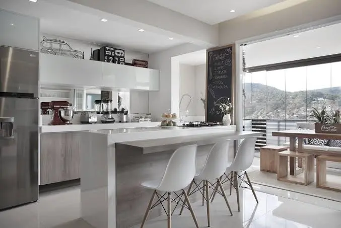 Cozinha planejada com bancada e vista aberta