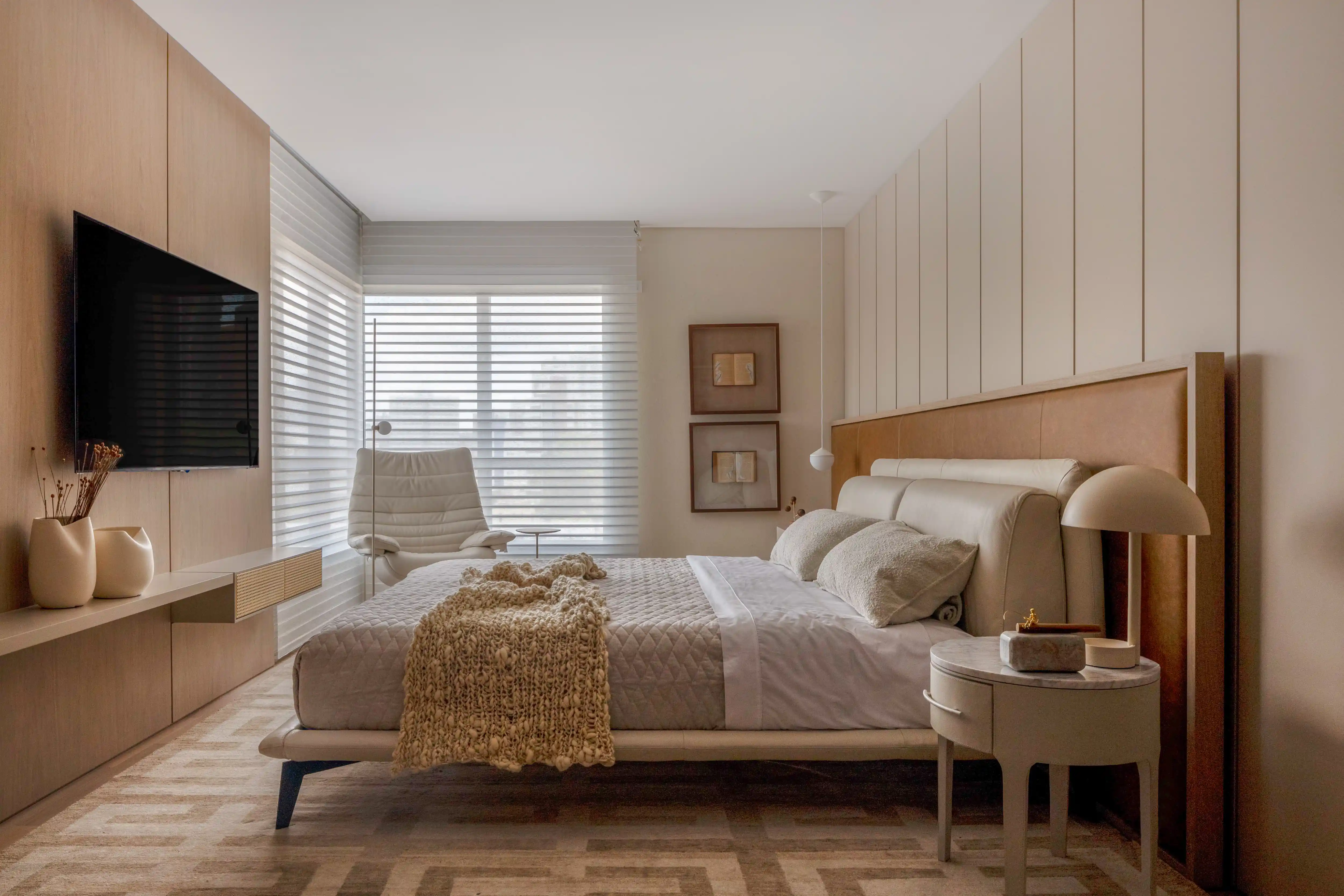 Quarto de imóvel com marcenaria clara e iluminação suave
