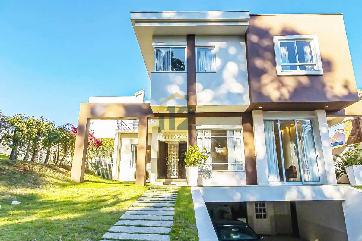Residência contemporânea anunciada pela i12 Imóveis